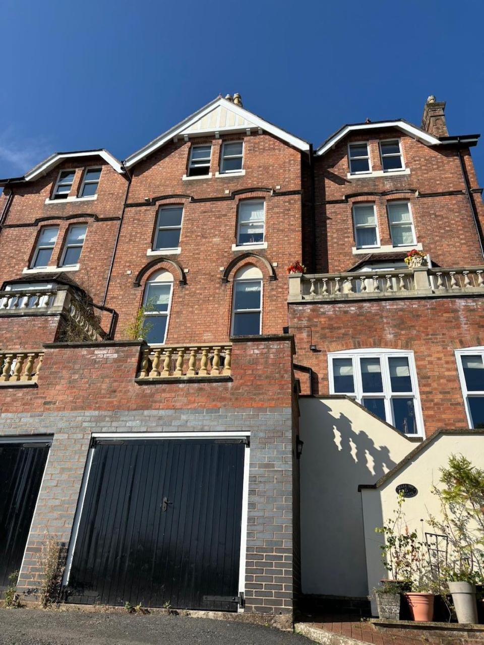 Spacious Town-Centre Apartment With Stunning Views Great Malvern Ngoại thất bức ảnh